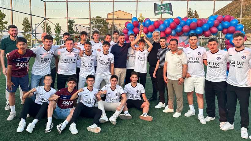 Arslanbey Organize U18, Şampiyonluk Kupasını Aldı
