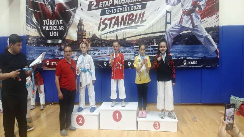 ESENYURT’UN YILDIZ KARATECİLERİNDEN MADALYA ŞÖLENİ ESENYURT’UN YILDIZ KARATECİLERİNDEN MADALYA ŞÖLENİ