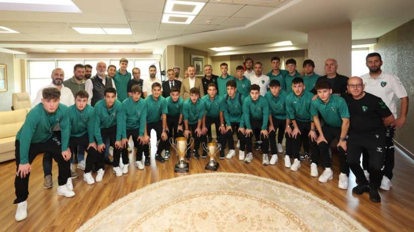 Kocaelispor’un şampiyon gençleri Başkan Büyükakın’a gitti