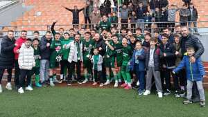 Çayırtepe Gençlikspor şampiyonluğu kutluyor