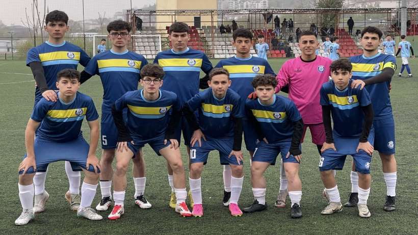 İzmit GB U17, erken gelen şampiyonluğu kutluyor